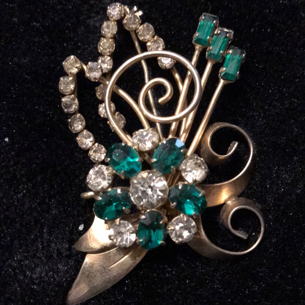 Beautiful vintage brooch green and white stones